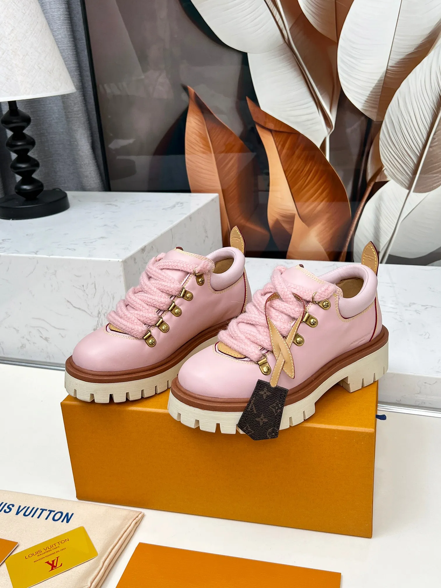 p660💰"Couple Style" LV Louis Vuitton's 2025 autumn and winter new style, developed one-to-one from the original version, retro fashionable, handsome and cool mountaineering derby shoes are now available.  Material: Imported first-layer cowhide Lining: Imported lambskin Outsole: Original molded TR non-slip outsole Sole height: 3.5cm Shoe size: Same style for men and women 35-45